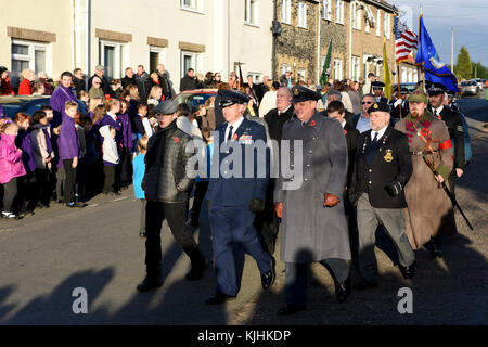 Us Air Force Colonel Evan Pettus, 48th Fighter Wing Commander und Royal Air Force Sqn. Ldr. Jeremy Neild Royal in Erinnerung Sonntag Festakt in Lakenheath Village, England teilnehmen, 07.11.12. Die Zeremonie der königlichen Soldaten, Matrosen, Flieger, Marinen und Wachmännern in allen vergangenen Großbritannien Konflikte umgekommen sind, sich daran zu erinnern. (U.S. Air Force Foto/Airman 1st Class John A. Crawford) Stockfoto