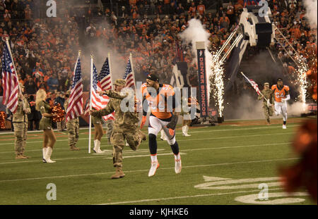 Shane Ray, Denver Broncos außerhalb linebacker, läuft heraus auf das Feld aus dem Tunnel mit einem Colorado National Guard die Momente vor Start November 12, 2017, Sports Authority Stadion an der Meile hoch in Denver. Die Broncos, zeigen ihren Respekt, dieser Gruß an Service Spiel gewidmet all denen, die in der Vergangenheit gedient haben und dienen derzeit in den USA militärische Ehre. (U.S. Air Force Foto von Flieger 1. Klasse Holden S. Faul/Freigegeben) Stockfoto