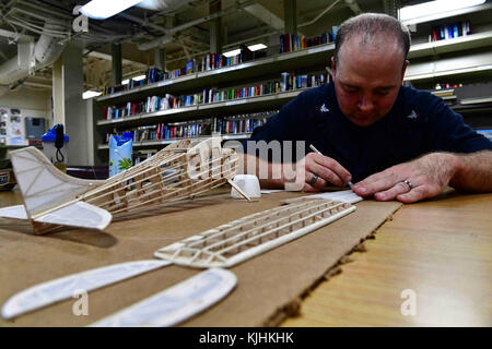 MITTELMEER (Nov 12, 2017) Religiöser Programmspezialist 3. Klasse Steve Nichols aus Cypress, Texas, baut ein Cessna 170 Modellflugzeug in der Bibliothek an Bord des Amphibientransportschiffes USS San Diego (LPD 22) der San Antonio-Klasse am 12. November 2017. San Diego wird zusammen mit der America Amphibious Ready Group und der 15. Marine Expeditionary Unit eingesetzt, um die Zusammenarbeit in den Bereichen maritime Sicherheit und Theatersicherheit im Einsatzgebiet der 6. US-Flotte zu unterstützen. (USA Navy Foto von Mass Communication Specialist 3rd Class Justin A. Schoenberger/veröffentlicht) Stockfoto