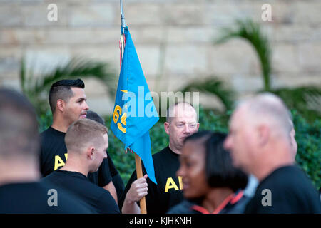 Nationalgarde Soldaten zu Joint Task Force Puerto Rico zugeordnet lief den Lauf mit Dennis 5K Rennen in San Juan, Puerto Rico, Nov. 12, 2017. Läufer liefen dreimal in den äußeren Randbereichen der Puerto Rico Convention Center 3,1 Meile Rennen zu beenden. Der Lauf mit Dennis Rennen 5K ist ein Memorial race, ehrt das Leben und die Erinnerung an die US Army 1st Leutnant Dennis W. Zilinski, II, die in den Irak im Jahr 2005 getötet wurde. Ein Memorial Fund wurde eingerichtet, um Unterstützung zu bieten, die Moral und das Wohlergehen der Mitglieder der Streitkräfte der Vereinigten Staaten und ihrer Familien zu verbessern, und Stipendien zur Verfügung zu stellen, eine Stockfoto