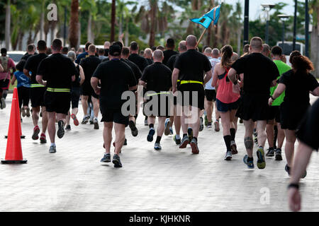 Nationalgarde Soldaten zu Joint Task Force Puerto Rico zugeordnet lief den Lauf mit Dennis 5K Rennen in San Juan, Puerto Rico, Nov. 12, 2017. Läufer liefen dreimal in den äußeren Randbereichen der Puerto Rico Convention Center 3,1 Meile Rennen zu beenden. Der Lauf mit Dennis Rennen 5K ist ein Memorial race, ehrt das Leben und die Erinnerung an die US Army 1st Leutnant Dennis W. Zilinski, II, die in den Irak im Jahr 2005 getötet wurde. Ein Memorial Fund wurde eingerichtet, um Unterstützung zu bieten, die Moral und das Wohlergehen der Mitglieder der Streitkräfte der Vereinigten Staaten und ihrer Familien zu verbessern, und Stipendien zur Verfügung zu stellen, eine Stockfoto