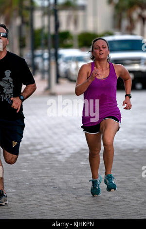 Nationalgarde Soldaten zu Joint Task Force Puerto Rico zugeordnet lief den Lauf mit Dennis 5K Rennen in San Juan, Puerto Rico, Nov. 12, 2017. Läufer liefen dreimal in den äußeren Randbereichen der Puerto Rico Convention Center 3,1 Meile Rennen zu beenden. Der Lauf mit Dennis Rennen 5K ist ein Memorial race, ehrt das Leben und die Erinnerung an die US Army 1st Leutnant Dennis W. Zilinski, II, die in den Irak im Jahr 2005 getötet wurde. Ein Memorial Fund wurde eingerichtet, um Unterstützung zu bieten, die Moral und das Wohlergehen der Mitglieder der Streitkräfte der Vereinigten Staaten und ihrer Familien zu verbessern, und Stipendien zur Verfügung zu stellen, eine Stockfoto