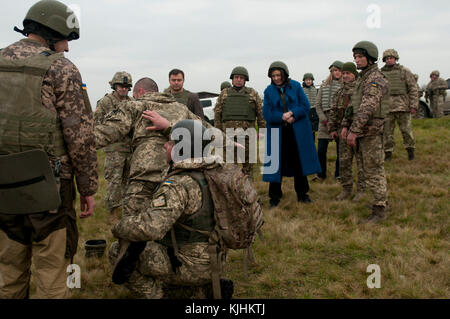 Oksana Syroyid, Stellvertretender Sprecher des ukrainischen Parlaments - der Werchowna Rada der Ukraine bekannt und Kollegen Parlament Mitglied Taras Pastukh zusehen, wie ukrainische Soldaten demonstrieren, wie ein häftling an der Yavoriv Combat Training Center auf dem internationalen Friedens und der Sicherheit in der westlichen Ukraine am 07.11.13 zu suchen. (Foto durch Kapitän Kayla Christopher, 45th Infantry Brigade Combat Team) Stockfoto