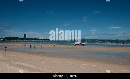 Menschen zu Fuß auf den Sand Ebbe Pattaya Beach Thailand Südostasien Stockfoto