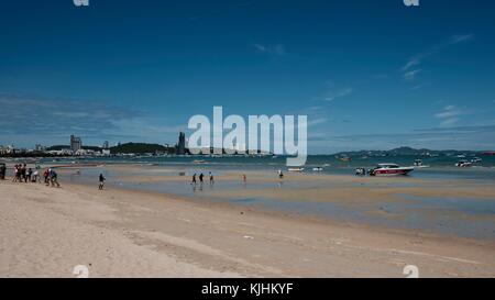 Menschen zu Fuß auf den Sand Ebbe Pattaya Beach Thailand Südostasien Stockfoto