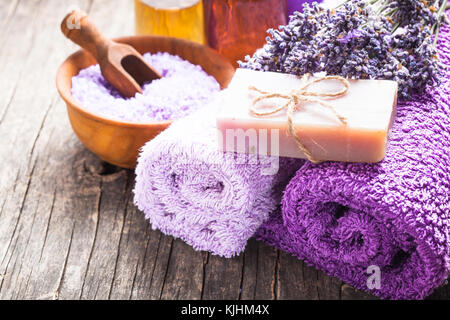 Lavendel Spa - ätherisches Öl, Meersalz, violett Handtücher und handgemachte Seife Stockfoto