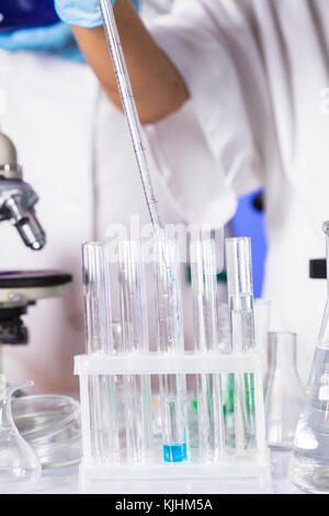 Die blauen Tropfen aus der Pipette im Labor Röhrchen Stockfoto