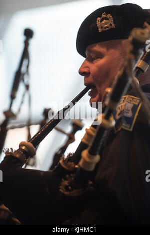 Ein Mitglied des Boston Police Department Gaelic Spalte von Rohren und Schlagzeug spielt, bevor die Semper Fidelis Gesellschaft Boston US Marine Corps Geburtstag Mittagessen im Boston Convention & Exhibition Center, Massachusetts, November 13, 2017. (DoD Foto von U.S. Army Sgt. James K. McCann) Stockfoto