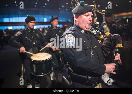 Ein Mitglied des Boston Police Department Gaelic Spalte der Rohre und Trommeln Märschen in der Semper Fidelis Gesellschaft Boston US Marine Corps Geburtstag Mittagessen im Boston Convention & Exhibition Center, Massachusetts, November 13, 2017. (DoD Foto von U.S. Army Sgt. James K. McCann) Stockfoto