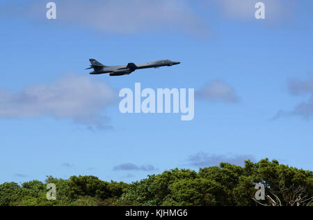 Ein US Air Force B-1B Lancer an der 37th Expeditionary Bomb Squadron zugeordnet, bereitgestellt von Ellsworth Air Force Base, South Dakota, nimmt aus der Andersen AFB, Guam für eine Mission fliegen im westlichen Pazifik, 07.11.13. Zwei Bomber mit F-16 Fighting Falcons aus Misawa Air Base, Japan und Osan Flughafen ab, Republik Korea integriert, und zwei KC-135 s von der Andersen AFB, Guam und eine Überführung der USS Ronald Reagan (CVN 76), USS Nimitz (CVN 68) und USS Theodore Roosevelt (CVN 71) Carrier Strike Gruppen während des Trainings. (U.S. Air Force Foto von Airman 1st Class Gerald R. Willis) Stockfoto