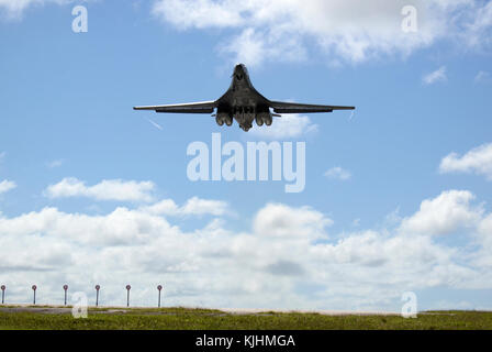 Ein US Air Force B-1B Lancer an der 37th Expeditionary Bomb Squadron zugeordnet, bereitgestellt von Ellsworth Air Force Base, South Dakota, nimmt aus der Andersen AFB, Guam für eine Mission fliegen im westlichen Pazifik, 07.11.13. Zwei Bomber mit F-16 Fighting Falcons aus Misawa Air Base, Japan und Osan Flughafen ab, Republik Korea integriert, und zwei KC-135 s von der Andersen AFB, Guam und eine Überführung der USS Ronald Reagan (CVN 76), USS Nimitz (CVN 68) und USS Theodore Roosevelt (CVN 71) Carrier Strike Gruppen während des Trainings. (U.S. Air Force Foto von Airman 1st Class Gerald R. Willis) Stockfoto