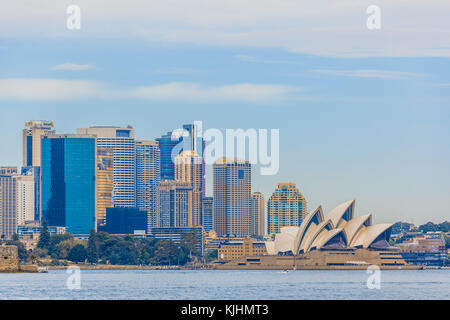 Sydney, Australien - 3. Oktober 2017: Skyline von Sydney Central Business District und das Opernhaus von Sydney Harbour gesehen Stockfoto