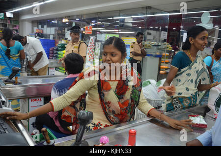 TIRUNELVELI, Tamil Nadu, Indien, 30. Mai 2017: Eine Kassiererin registriert den Verkauf von Gütern, die für Kunden auf ac heckout in Tirunelveli, Indien Stockfoto