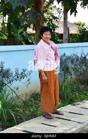 Thai alte Frau tragen Kostüm lokalen thailändischen Stil portrait für Foto in Ban Mond in der Landschaft pua Bezirk don am 29. April 2011 in Nan, Thailand Stockfoto