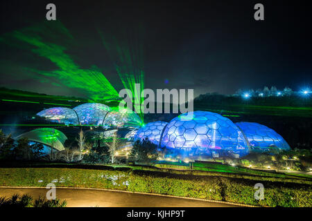 HINWEIS: LANGE STATIV-BELICHTUNG UND AUFGENOMMEN IN "WOLFRAM" WEISSABGLEICH Laser über die Biome im Eden Project, wo eine Licht-und Sound-Show mit Lasern des renommierten Künstlers Chris Levine, die der Höhepunkt der Eden Project Weihnachtsfeier in Boldeva, Cornwall sein wird. Stockfoto