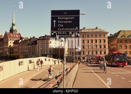 Radfahrer reiten in Richtung Gamla Stan (Altstadt von Stockholm), Stockholm, Schweden, Skandinavien Stockfoto