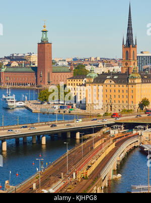 Stadtbild mit Centralbron (Zentrale Brücke) ein wichtiger Verkehrsweg im Zentrum von Stockholm und Brücke für Fracht- und Personenzüge, Stockholm, Schweden Stockfoto