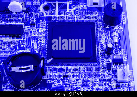 Elektronik Komponenten auf modernen PC-Mainboard mit RAM-Steckplatz und CPU-Sockel. Stockfoto