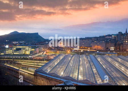 Dämmerung über dem Bahnhof Waverley, Edinburgh, lothain Stockfoto