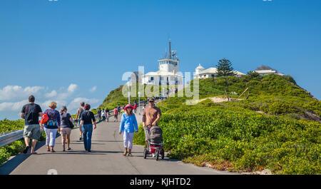 Australien, New South Wales, Newcastle, Nobby Kopf, Besucher auf ihrem Weg zu Nobby Leuchtturm Stockfoto