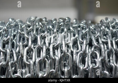 Eine Kugel aus glänzendem Metall Kette von grossen links Stockfoto