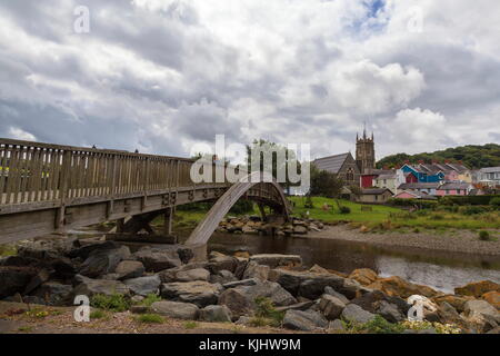 Die hölzernen Fußgängerbrücke überquert den Fluss Aeron, aberaeron Stockfoto