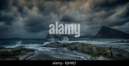 Sturm über Strand, Flakstad, Lofoten, Nordland, Norwegen Stockfoto