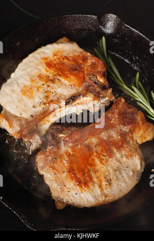 Schnitzel Braten in einer gusseisernen Pfanne Stockfoto