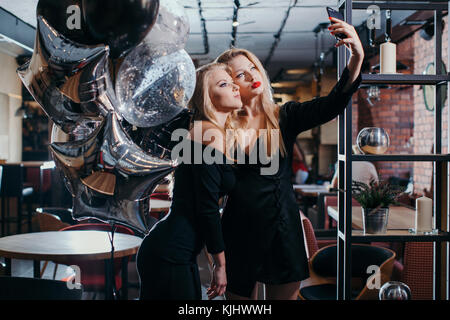 Zwei Frauen, die in einem Cafe selfies Stockfoto