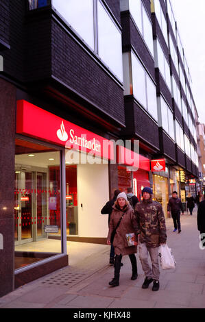 Santander Bank mit Menschen zu Fuß vorbei an der Tottenham Court Road, London, England Stockfoto