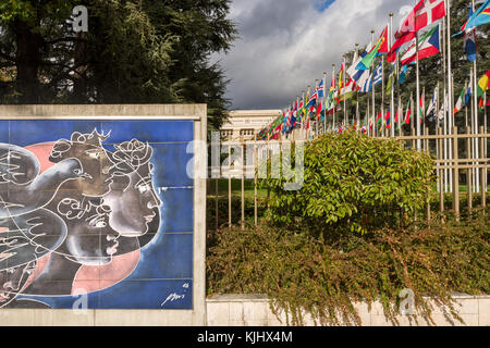Am Place of Nations gefällt Ihnen das Fresco de la Paix, ein riesiges Keramikmosaik des Schweizer Künstlers Hans Herni Stockfoto