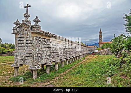 Horreo, traditionelle Stein Getreidelager in carnota, Galicia, Spanien Stockfoto