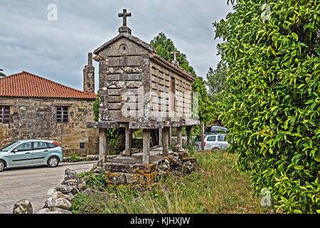 Horreo, traditionelle Stein Getreidelager in carnota, Galicia, Spanien Stockfoto