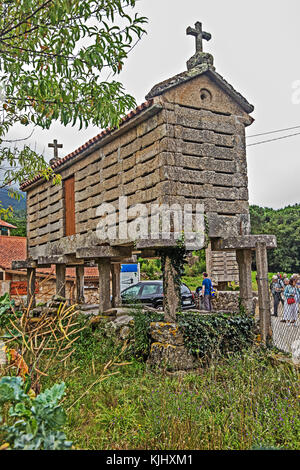 Horreo, traditionelle Stein Getreidelager in carnota, Galicia, Spanien Stockfoto