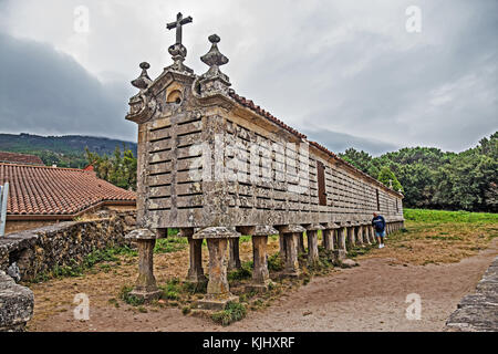 Horreo, traditionelle Stein Getreidelager in carnota, Galicia, Spanien Stockfoto