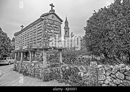 Horreo, traditionelle Stein Getreidelager in carnota, Galicia, Spanien Stockfoto