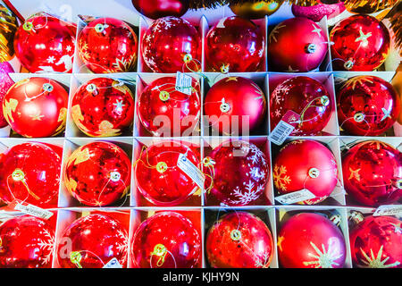 LANZAROTE, SPANIEN 5. Nov. 2017: Weihnachtsschmuck auf Verkauf im Fariones Markt in Puerto del Carmen. Stockfoto