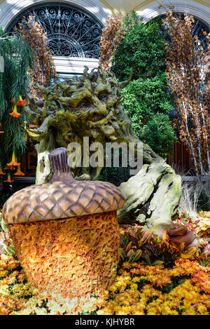 Eine der künstlerischen zeigt in der Rotunde im Bellagio Las Vegas fallen zeigen. Stockfoto