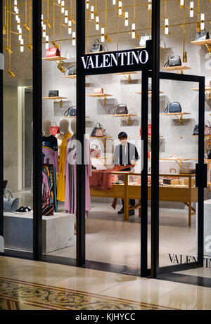 Die Valentino Luxusmarke Schaufenster in den Shops im Crystals in der Nähe des Aria Resort and Casino, Las Vegas. Stockfoto