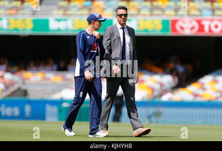 Der englische Kapitän Joe Root plaudert mit dem ehemaligen Spieler Kevin Pietersen während des zweiten Tages des Ashes Test Matches in Gabba, Brisbane. Stockfoto