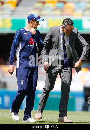 Der englische Kapitän Joe Root plaudert mit dem ehemaligen Spieler Kevin Pietersen während des zweiten Tages des Ashes Test Matches in Gabba, Brisbane. Stockfoto