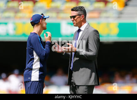 England Kapitän Joe root-Chats mit ehemaliger Spieler Kevin Pietersen bei Tag zwei der Asche Test Match beim Gabba, Brisbane. Stockfoto