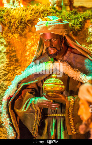 Weihnachtskrippe mit einem der drei Weisen Stockfoto