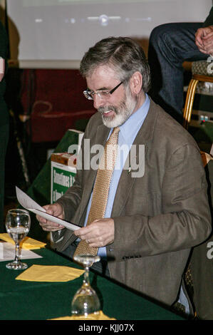 Datei Archiv: Mary Lou McDonald und Gerry Adams irischen Sinn Féin Politiker, der als stellvertretender Vorsitzender der Sinn Féin seit Februar 2009 gedient hat. Stockfoto