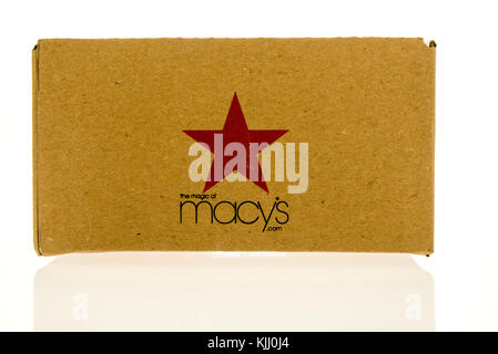 Winneconne, WI - 1. November 2017: Eine Box von Macy's verschiffte Produkte, wenn sie online auf einem isolierten Hintergrund bestellt wurden. Stockfoto