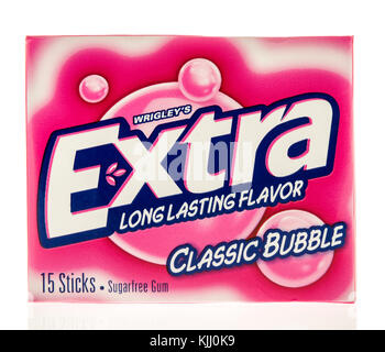 Winneconne, WI - 8. November 2017: Eine Packung Wrigley's Extra-Kaugummi in klassischem Bubble-Aroma auf einem isolierten Hintergrund. Stockfoto