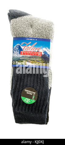 Winneconne, WI - 14. November 2017: Ein Paar Falari-Socken, die die Füße im Winter auf einem isolierten Hintergrund warm halten. Stockfoto