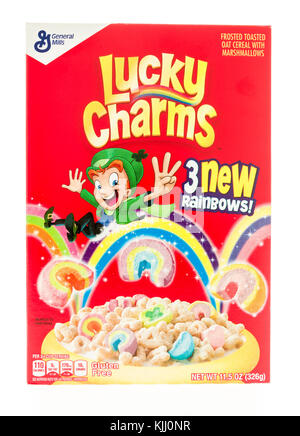 Winneconne, WI - 23. November 2017: Eine Kiste mit Lucky Charms mit drei neuen Regenbogenmarschwalben auf einem isolierten Hintergrund. Stockfoto