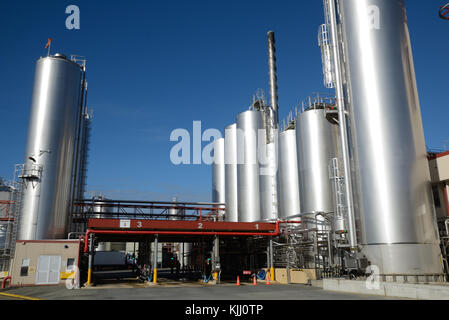 HOKITIKA, NEUSEELAND, 27. Juni, 2016: Silos an der Westland Milchprodukte in Hokitika, Neuseeland Bereit für Lieferungen von frische Milch Stockfoto