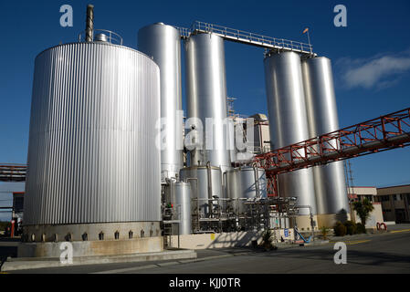 HOKITIKA, NEUSEELAND, 27. Juni, 2016: Silos an der Westland Milchprodukte in Hokitika, Neuseeland Bereit für Lieferungen von frische Milch Stockfoto